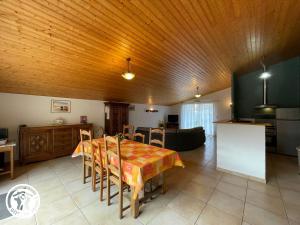 Maisons de vacances Charmante grange renovee avec grand terrain, Wi-Fi, barbecue, proche ferme et nature - FR-1-426-131 : photos des chambres