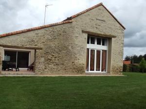 Maisons de vacances Charmante grange renovee avec grand terrain, Wi-Fi, barbecue, proche ferme et nature - FR-1-426-131 : photos des chambres