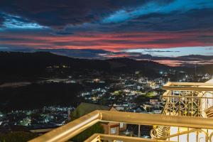 Phòng Deluxe Giường Đôi Có Ban Công (Deluxe Double Room with Balcony)