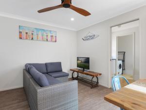 Spacious Modern Walk to the Beach