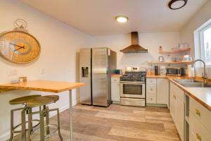 Walk to Kenai River Forested Fishermans Cabin!