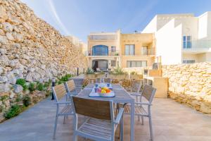 TaSiku Gozitan villa Pool & hot tub - Happy Rentals