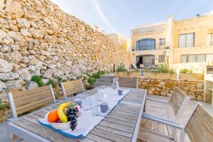 TaSiku Gozitan villa Pool & hot tub - Happy Rentals