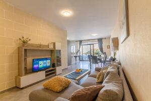 TaSiku Gozitan villa Pool & hot tub - Happy Rentals