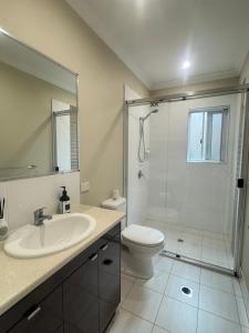 Stylish & Bright 3-BDRS Family in Holland Park West