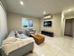 Stylish & Bright 3-BDRS Family in Holland Park West