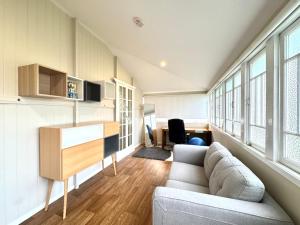 Stylish & Bright 3-BDRS Family in Holland Park West