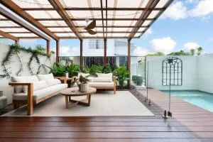 Luxury Tri-Level Duplex in Mermaid Beach - CoastHM - Голд-Кост