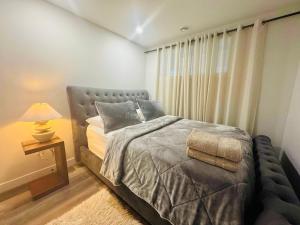 Comfy Neutral Living Free Parking