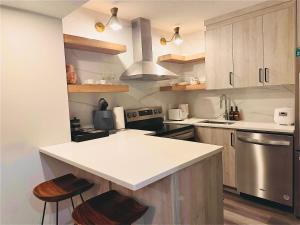 Comfy Neutral Living Free Parking