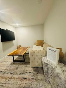 Comfy Neutral Living Free Parking