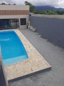 Casa com piscina, próximo a ilhabela