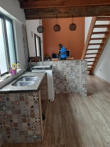 Casa com piscina, próximo a ilhabela