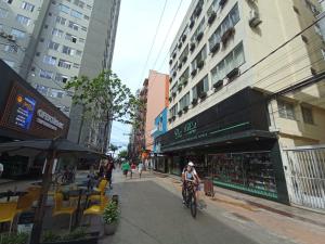 Loft 80 metros do mar na Praia Central com garagem