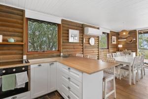 The Log Cabin - 2 Scenic View Drive, Second Valley