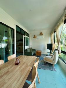 2BD beachfront house in Chaloclum