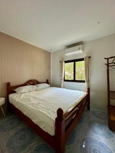 2BD beachfront house in Chaloclum