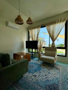 2BD beachfront house in Chaloclum