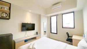 Minimalist and Nice Studio Apartment at Evenciio Margonda By Travelio