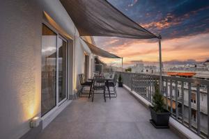 Spacious Rooftop Apt in Central Athens with Sunset Balcony