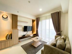 Cozy and Minimalist 2BR at 8th Floor The Oasis Cikarang Apartment By Travelio
