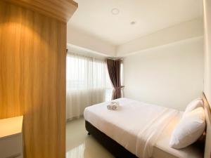 Cozy and Minimalist 2BR at 8th Floor The Oasis Cikarang Apartment By Travelio