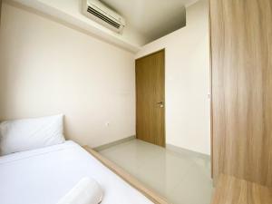 Cozy and Minimalist 2BR at 8th Floor The Oasis Cikarang Apartment By Travelio