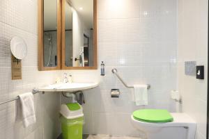 Hotels Campanile Toulouse Balma - Cite de l'Espace : photos des chambres