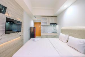 Modern Look and Comfortable Studio Evenciio Margonda Apartment By Travelio