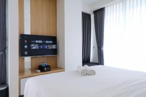 Best Deal Studio Room with Private Jaccuzi at Art Deco Apartment By Travelio