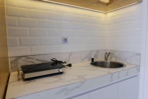 Best Deal Studio Room with Private Jaccuzi at Art Deco Apartment By Travelio