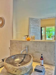 Villa Rocher - Modern 3 BR Villa Batu Belig 3 min beach