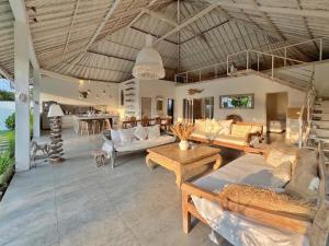 Villa Rocher - Modern 3 BR Villa Batu Belig 3 min beach