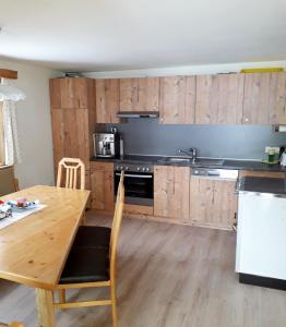 Panorama Ferienhaus Ematberg mit Bergblick und Sauna