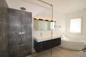 Villas Villa Blue Hill pour 6 personnes avec piscine privee et vue mer a La Londe-Les-Maures : photos des chambres