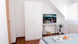 Jacky & Daniels Apartments Top 2