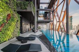 Borderless Swimming Pool - Invincible Twin Towers View - Free WiFi
