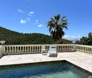 Villa Blanche pour 8 personnes avec piscine privée à La Londes-Les-Maures