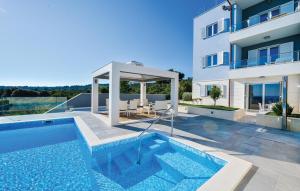 Beautiful Apartment In Rogoznica With Sauna 