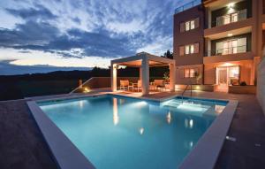 Beautiful Apartment In Rogoznica With Sauna 