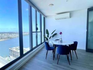 Luxious Startling waterview highrise Condo