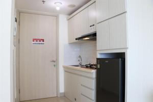 Full Furnished with Simply Look Studio at Springlake Summarecon Bekasi Apartment By Travelio