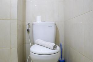 Full Furnished with Simply Look Studio at Springlake Summarecon Bekasi Apartment By Travelio