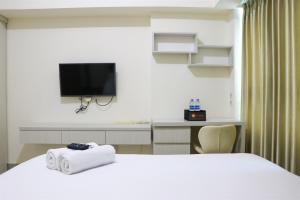 Full Furnished with Simply Look Studio at Springlake Summarecon Bekasi Apartment By Travelio