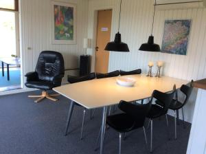 Awesome Home In Rønde With 3 Bedrooms