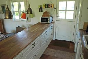 Cozy Holiday Home Only About 200 Metres From The Water