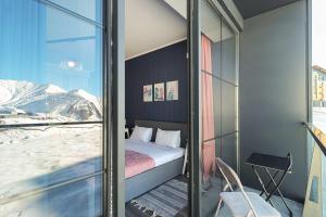 Stylish Ski in Out Apartment w Amazing views