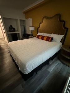 Howard Johnson by Wyndham Bakersfield