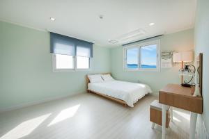 Donghae Goldenview Pension