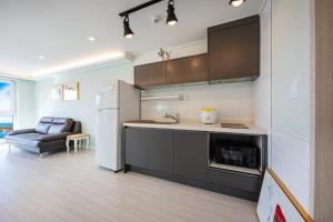 Donghae Goldenview Pension